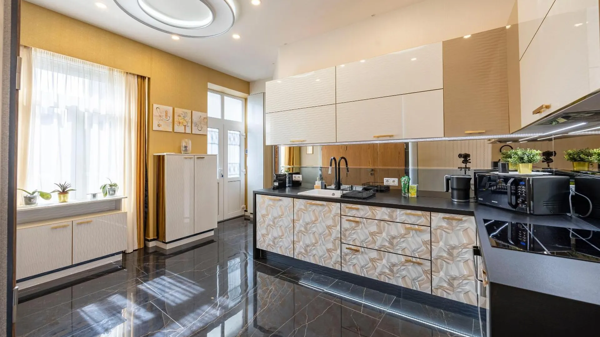 Luxury Royal Central Apartment By Prestige Homes 부다페스트 0*,  헝가리